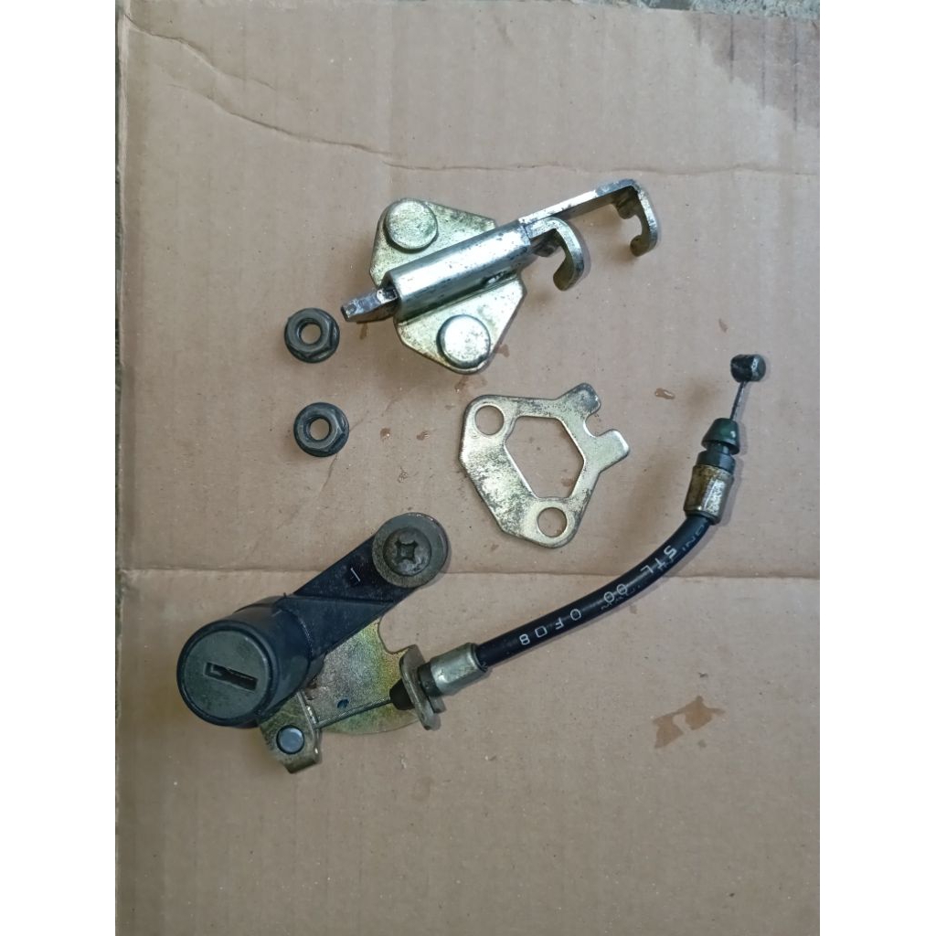 engsel pengunci/ rumah dudukan kunci jok mio sporty/ mio smile/ mio soul karbu