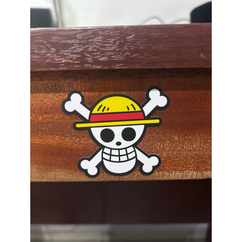 

Stiker One Piece Ukuran 6,2 cm x 5,3 cm bahan print ultra violet ritrama / sticker one piece / Stiker uv