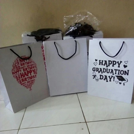 

Paper Bag Wisuda 25x9x32cm Tas Paperbag Graduate Lulus Kuliah