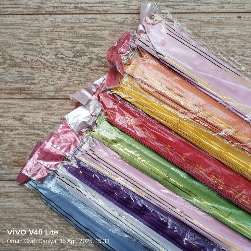 

(10 biji) Pita Serut Tarik List Emas Ukuran 4,5cm x 64cm