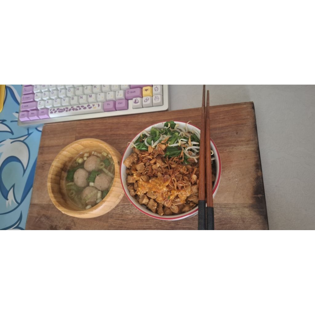 

Mie ayam Homemade dengan Chili Oil Pangsit Bakso