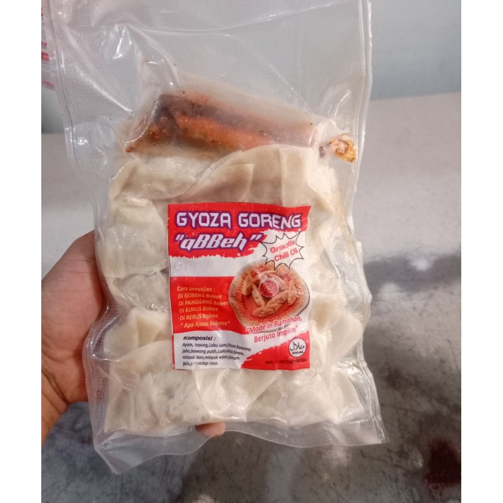 

Gyoza Goreng isi 10 free Chili Oil.