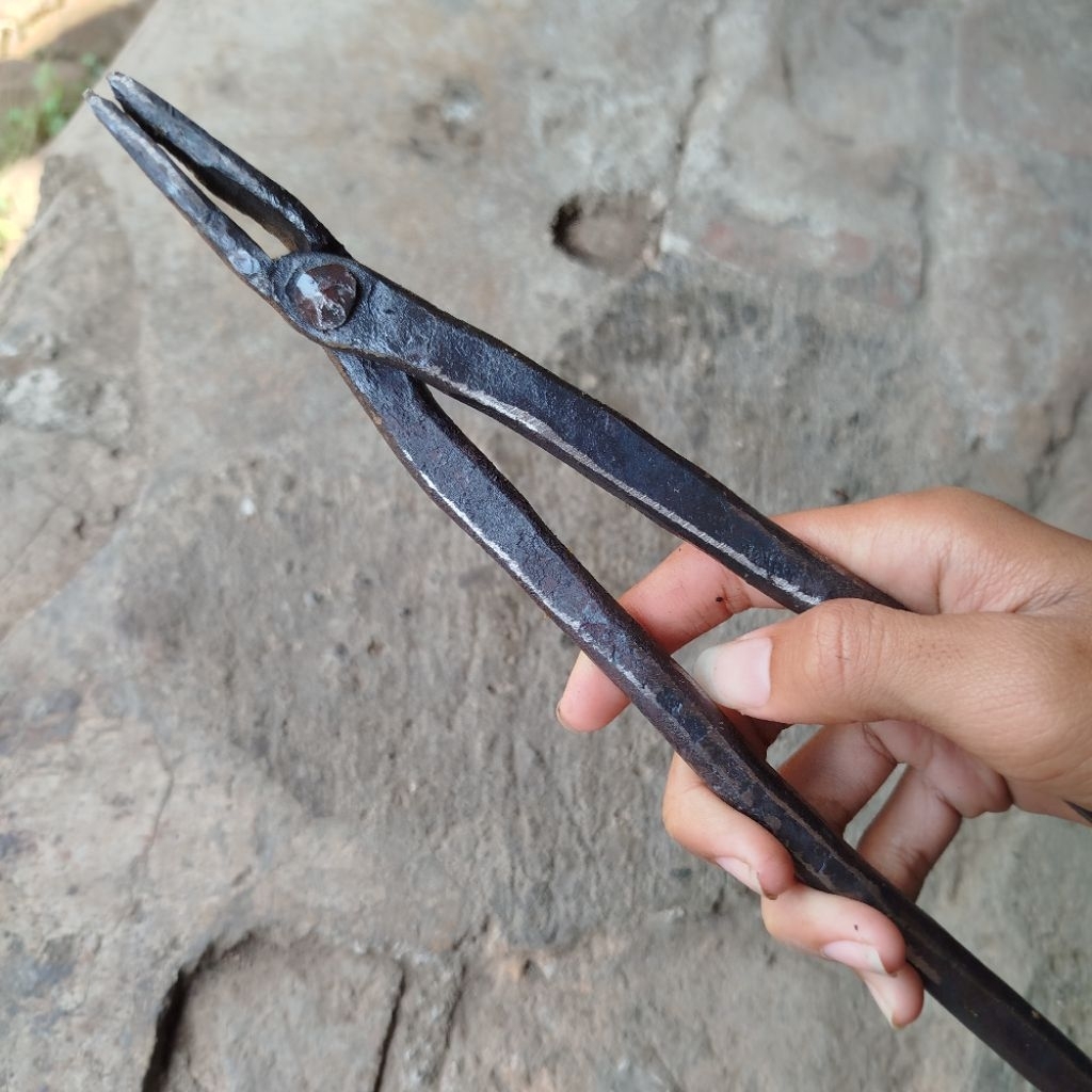 supit tang besi, penyepit besi, penyupit pande besi, tang pande besi