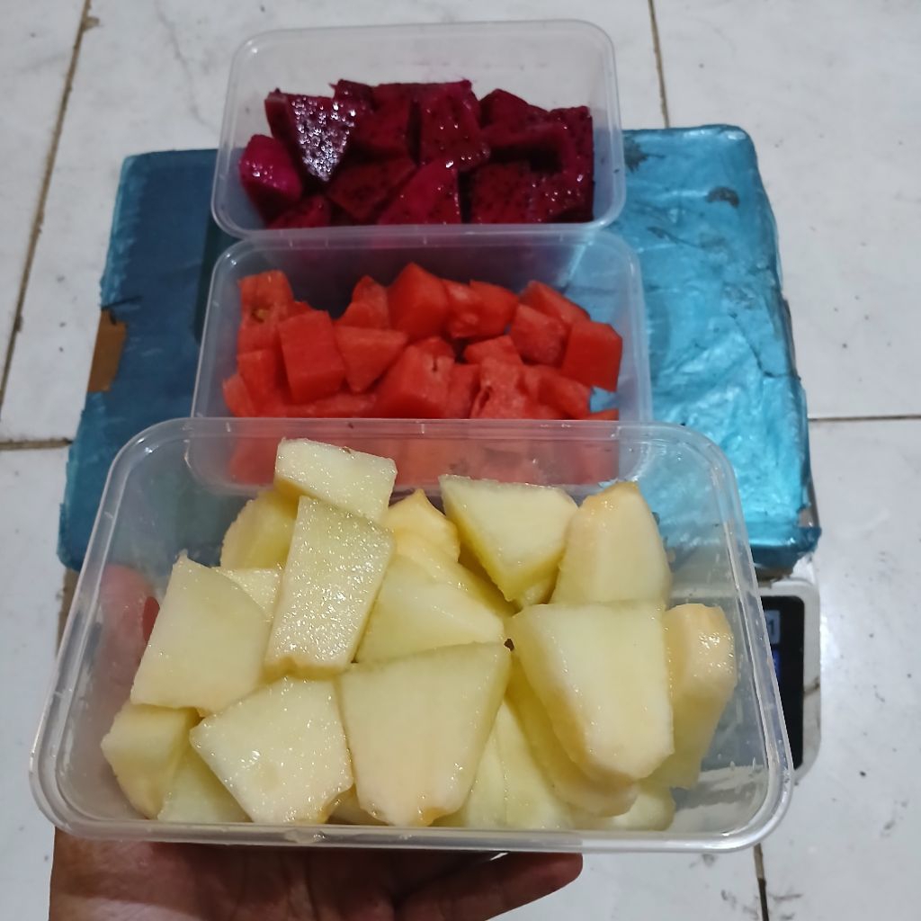 

BUAH POTONG 750ML 500GRAM BUAH SEMANGKA - MELON - NAGA - NANAS - PEPAYA FRESH PRAKTIS & HIGIENIS