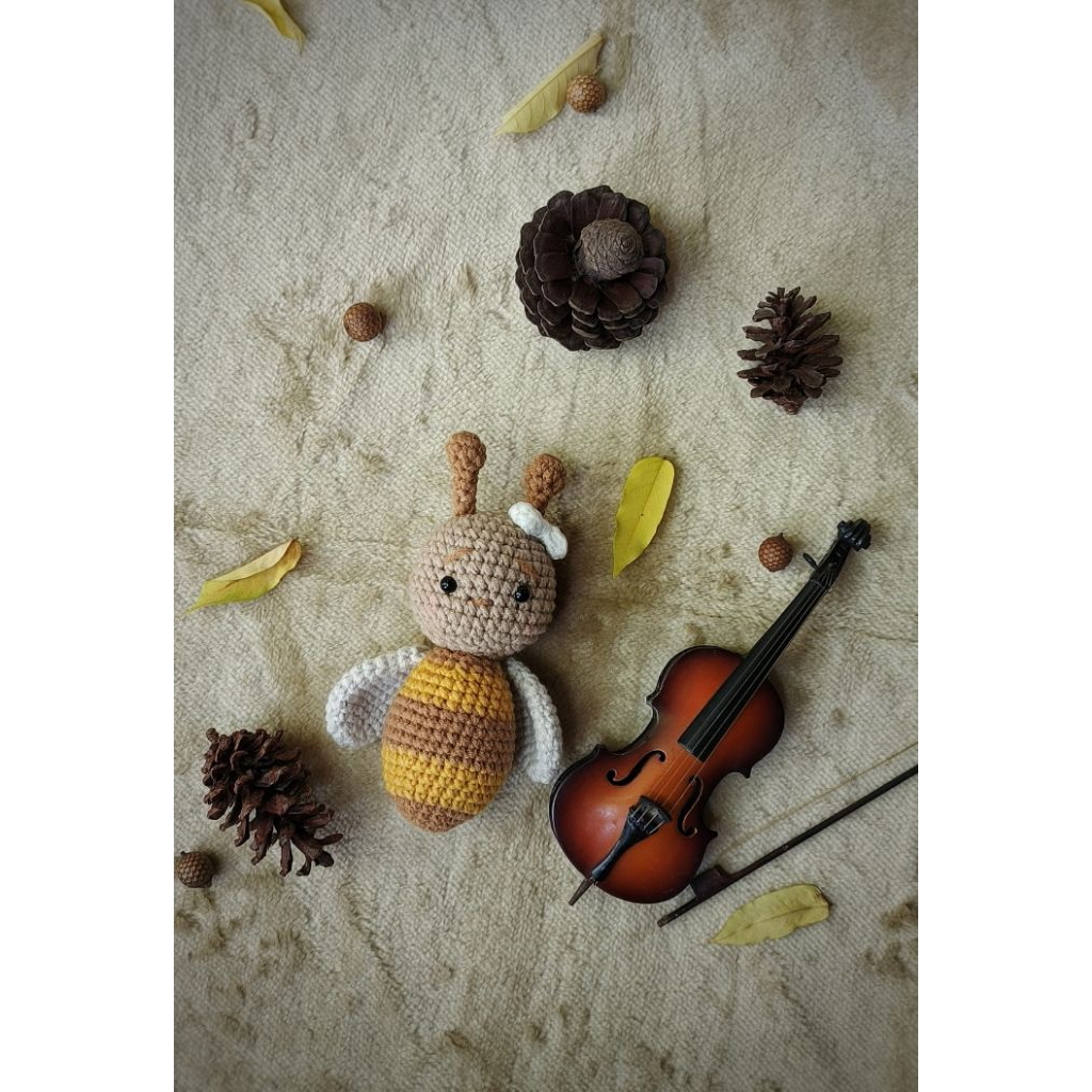 Boneka amigurumi lebah madu