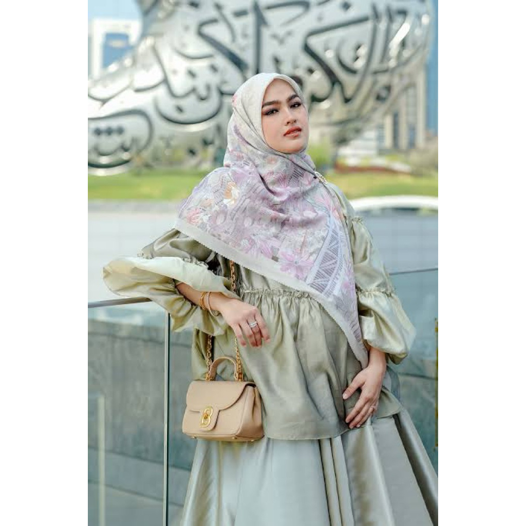[preloved] Buttonscarves Dubai Series in ivory