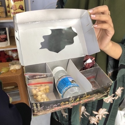 

Kardus Paket Oleh Oleh Haji Sekat 5 – Ukuran 16x10x4,5cm Untuk Souvenir Haji Umroh, Isi Kurma & Kacang Arab