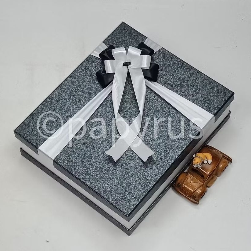 

PAPYRUS Sandwich 30x35 Tinggi 10cm Kotak Kado Gift Box Hardbox Hampers V1