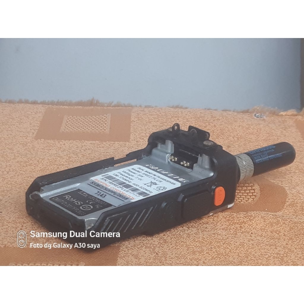 HT Baofeng Model 5RE2 Plus tanpa baterei masih mulus dalemanya saya tidak nyoba UNTESTED