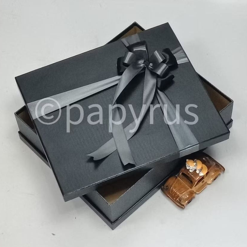 

PAPYRUS Sandwich 30x35 Tinggi 8cm Kotak Kado Gift Box Hardbox Hampers V3