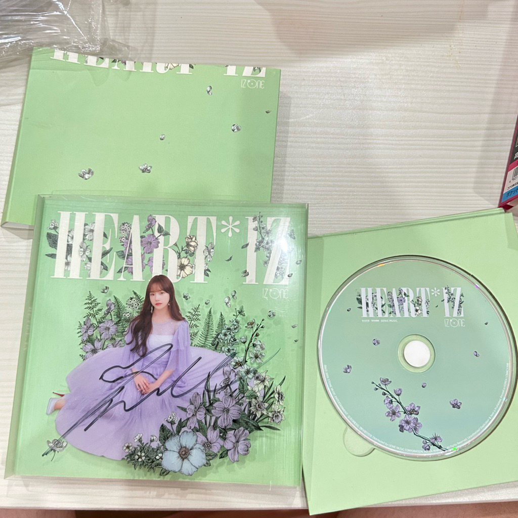 IZONE YURI SOLO SIGNED ALBUM SIGN JO YURI MWAVE