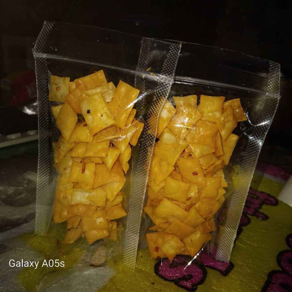 

kripik pangsit cikruh pedas daun jeruk