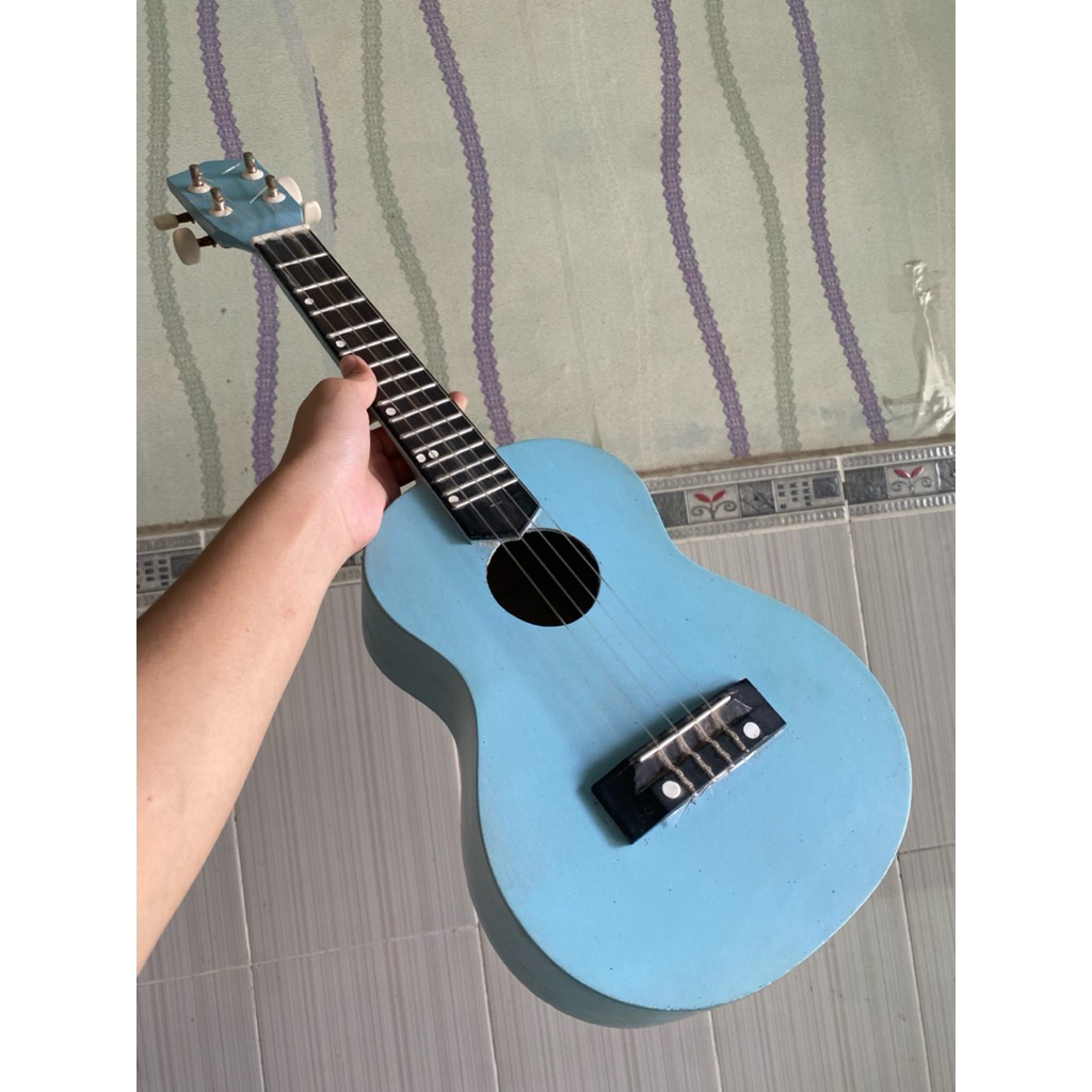 preloved ukulele warna biru muda free capo ukulele