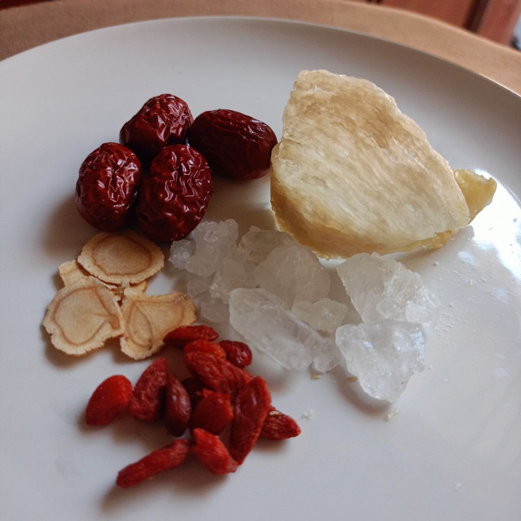 

paket sarang walet mangkok lengkap dengan ginseng kurma merah goji berry dan gula batu. #realfood #vitaminotak