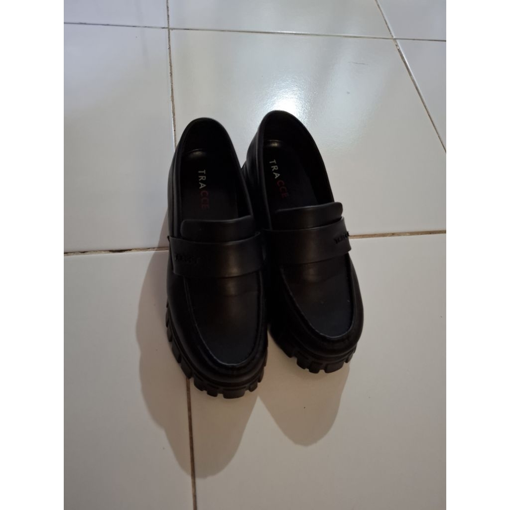 SEPATU TRACCE WANITA UKURAN 39.Mulus insole 24,5