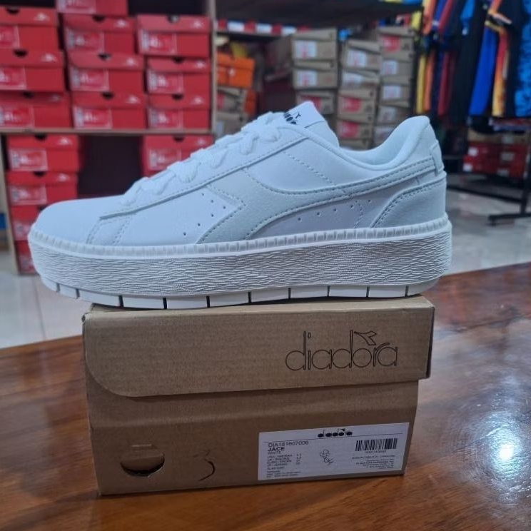 Sepatu diadora original / sepatu olahraga diadora