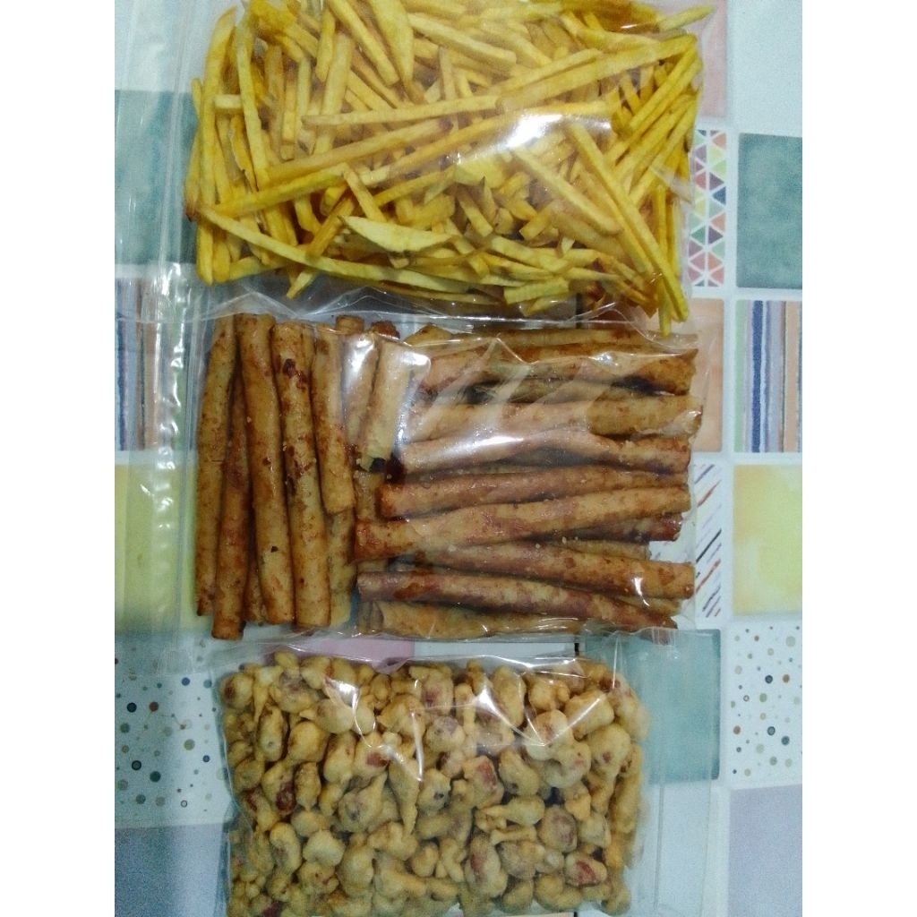 

serba tiga macam,sale pisang,stiktalas,kacang koro,emping melinjo pedas manis,kacang bandung.