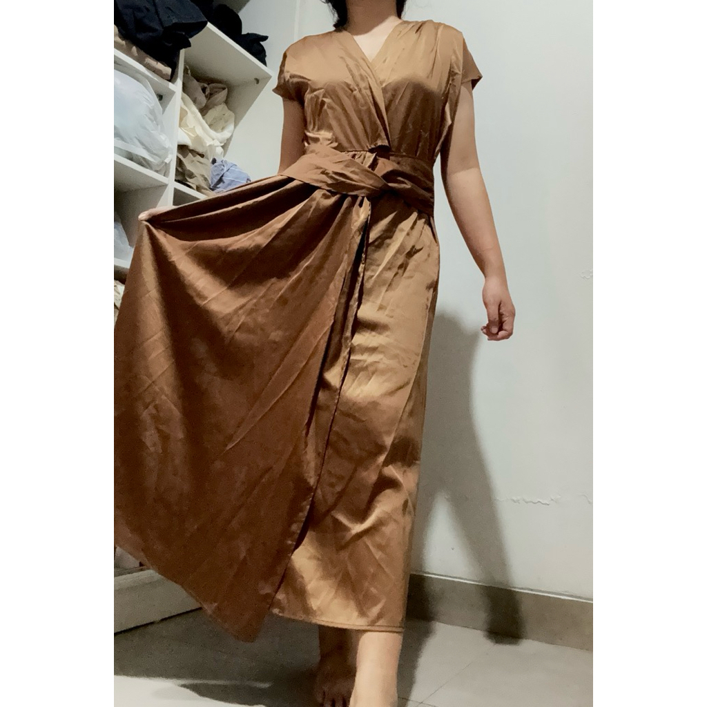 Gaun satin maxi dress coklat gold