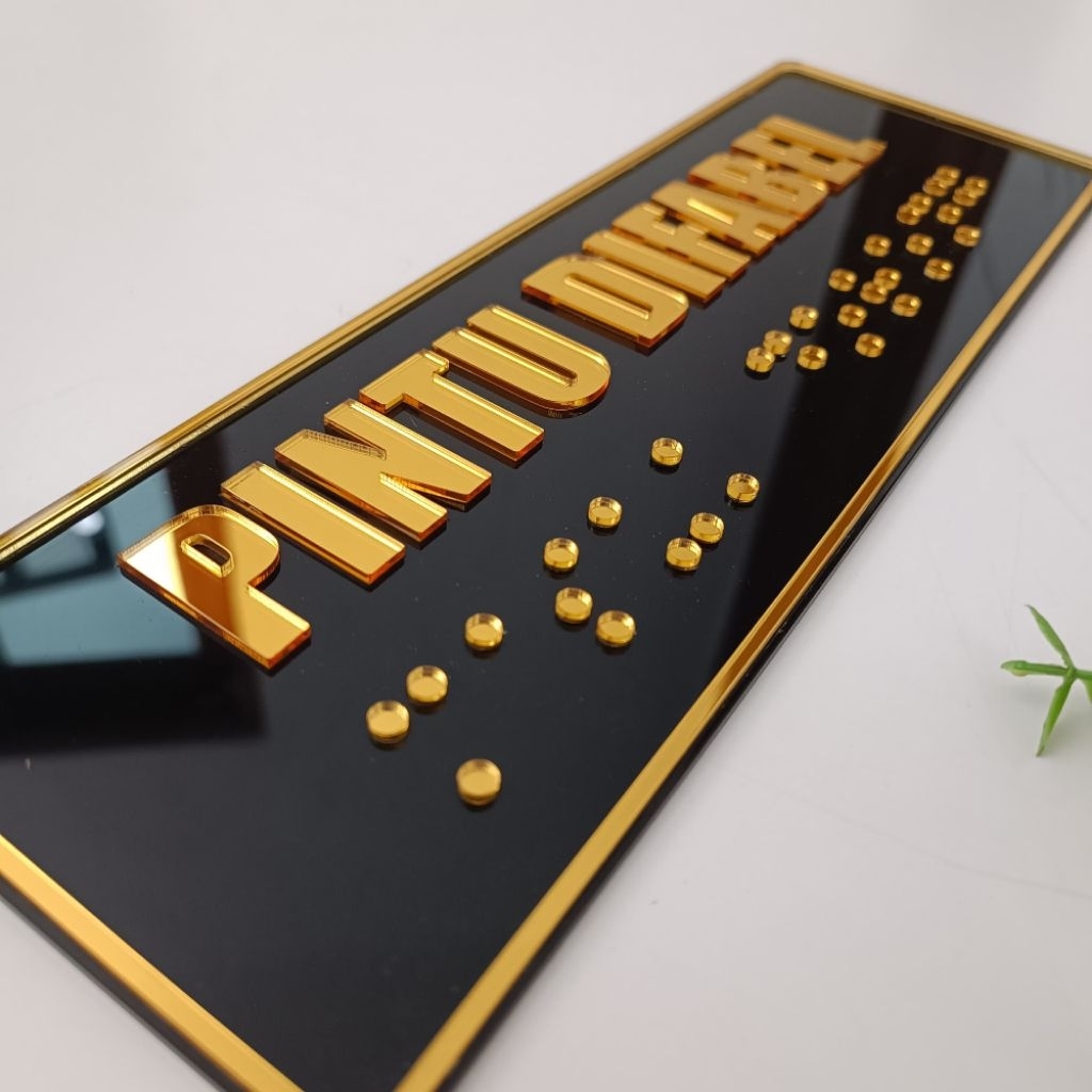 

PAPAN PETUNJUK DENGAN HURUF BRAILE, Akrilik hitam glossy, motif gold mirror timbul. Penanda huruf braile
