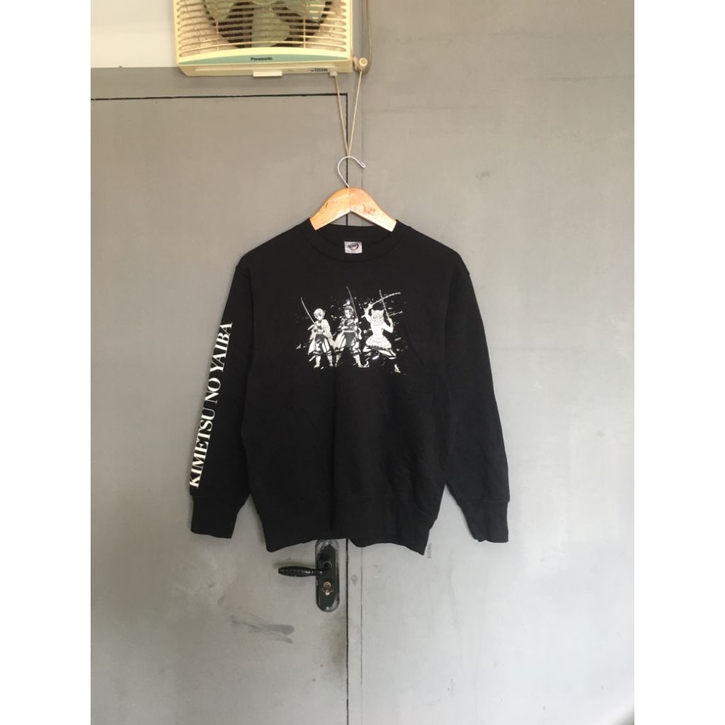 Crawneck Kimetsu No Yaiba x GU