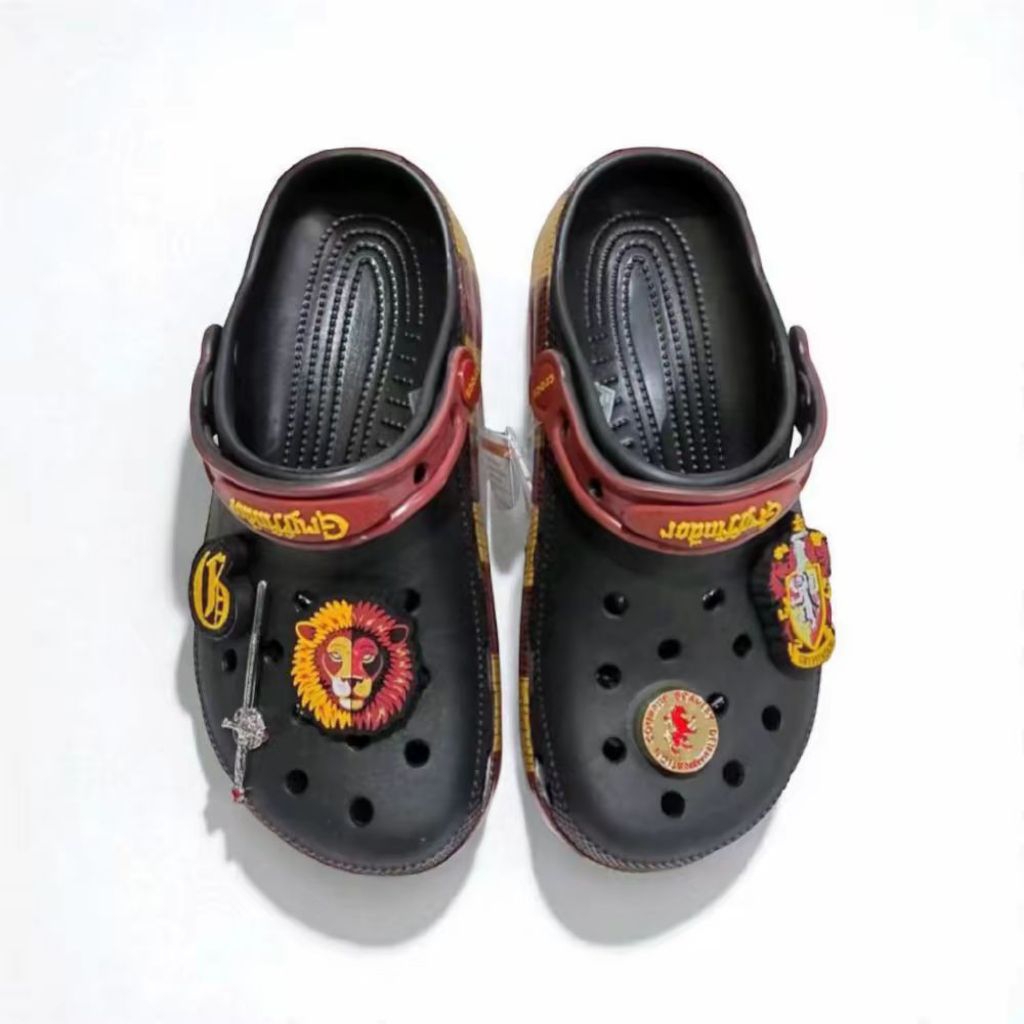 SENDAL PRIA CROCS KARAKTER HARRY POTTER GRYFFINDOR MERAH SENDAL KARET FREE JIBBITZ