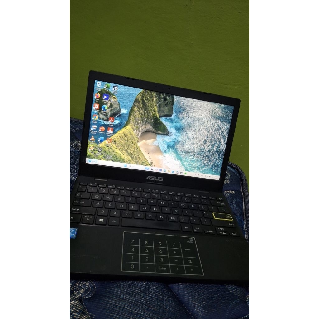 Dijual unit notebook laptop Asus E210MA0 (second/bekas)
