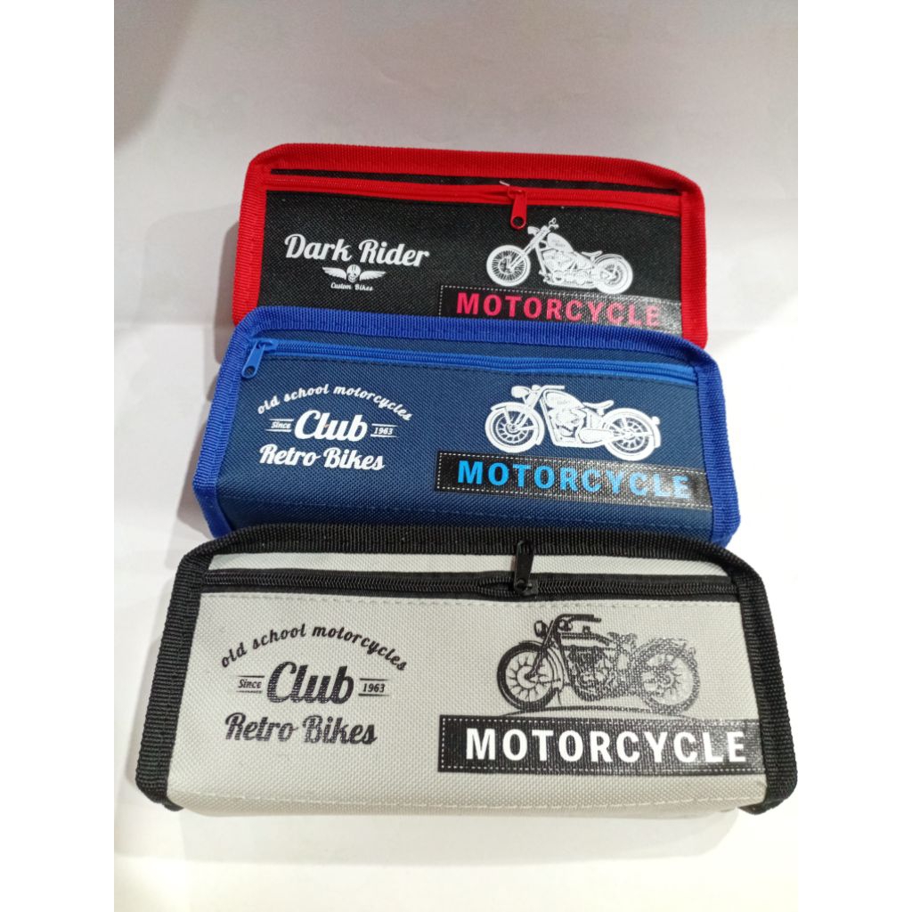 

Dark Rider Smart Panda Tempat Pensil Sleting Motif Motorcycle ZF-8837 Bahan Kulit Imitasi 2 Sleting Penyimpanan Ukuran 20,5cm x 9cm x 4,5cm Stationery Starry Sky