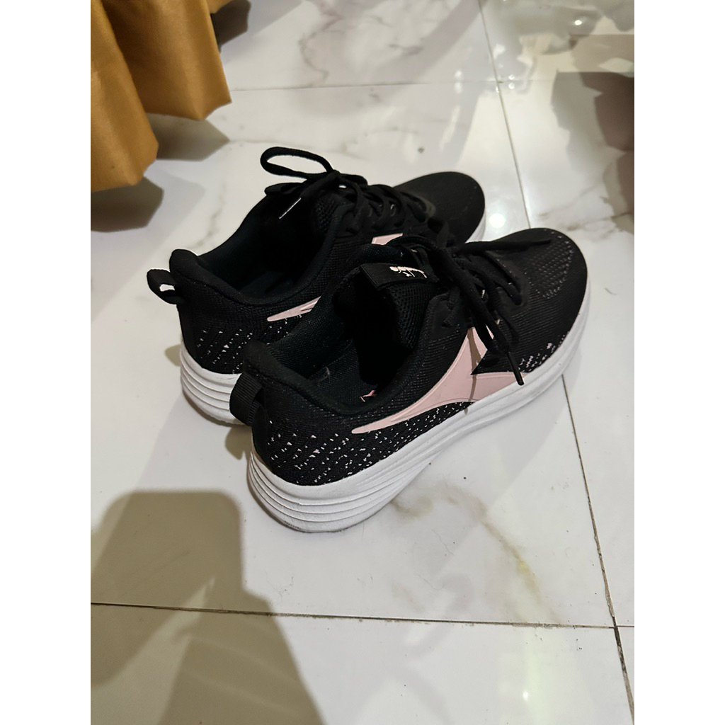 Preloved sepatu running diadora wanita