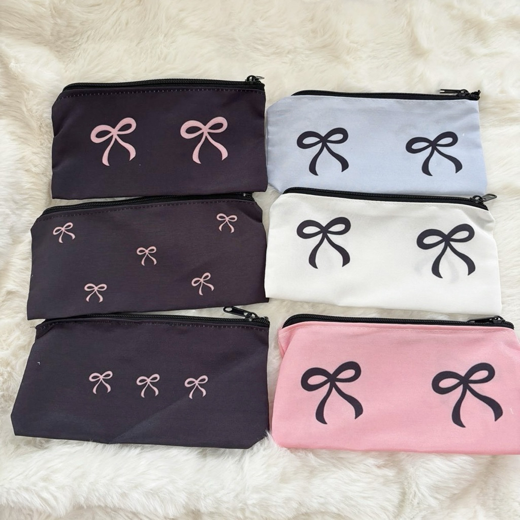 

Mocorie - Rachelle Ribbon Pencil Case / Tempat Pensil Coquette / Tempat Pensil Motif Pita / Ribbon Pencil Case / Tempat Pensil Anak Sekolah Kuliah / Pouch Kosmetik Kecil / Tas Kosmetik / Dompet Coquette / Pouch Serbaguna / Alat Tulis Stationery