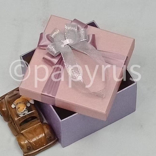 

PAPYRUS Kombinasi 15x15 Tinggi 8cm Kotak Kado Gift Box Hardbox Hampers Hadiah V3
