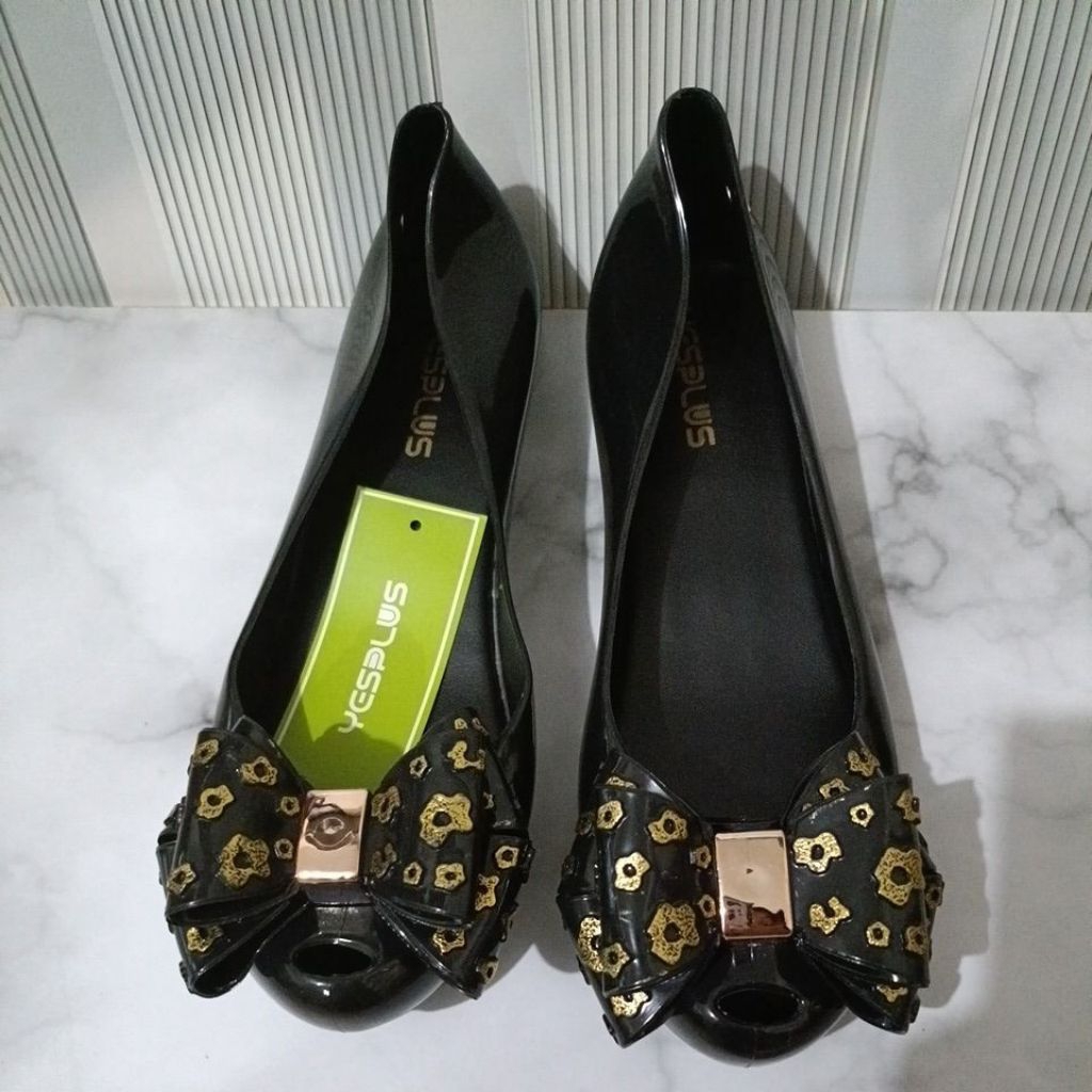 Sepatu yesplus