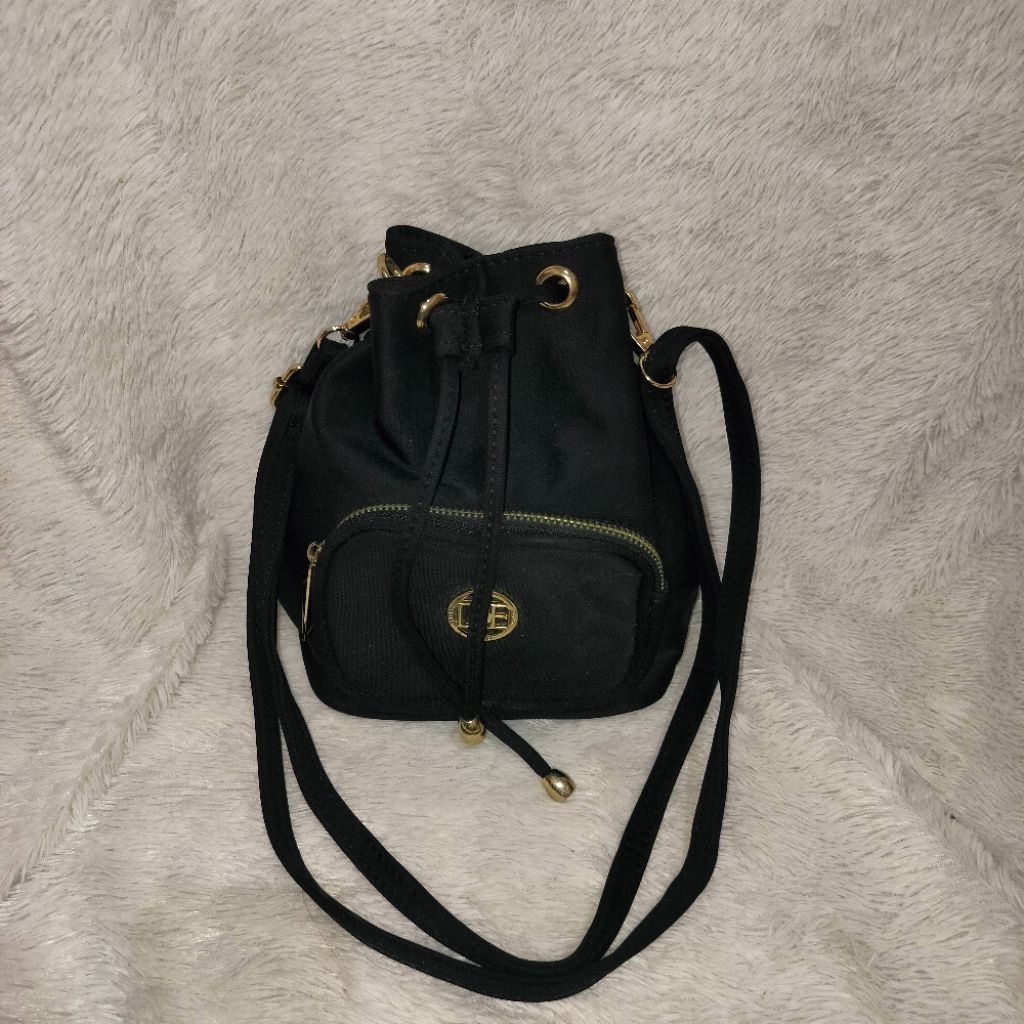 PRELOVED tas selempang hitam serut wanita premium