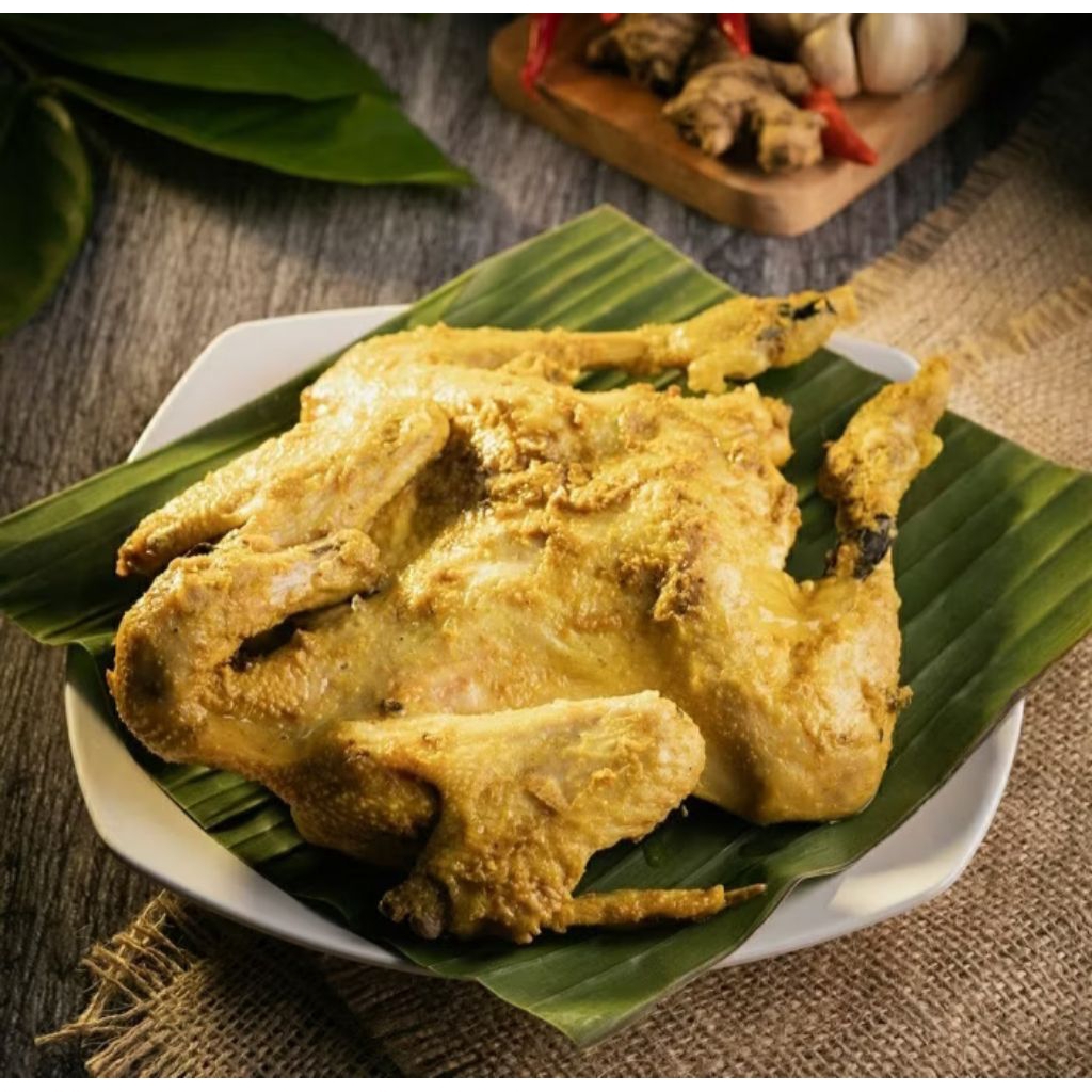 

AYAM (NEGERI) LENGKUAS frozen BONUS SAMBAL berbumbu rempah tradisional, diungkep hingga meresap lalu dibekukan. Tinggal goreng, langsung nikmat! Dilengkapi taburan lengkuas.