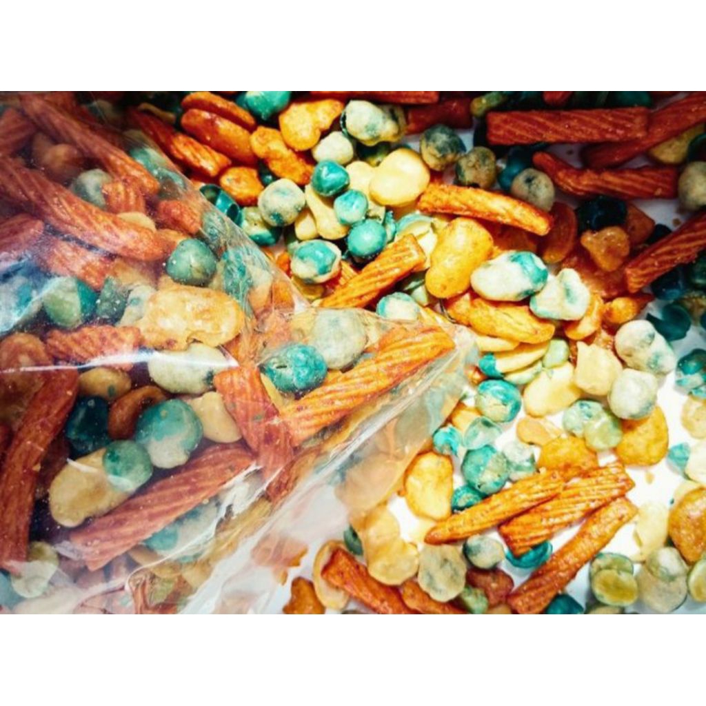 

Koro Mix – Snack Campuran Super Kriuk, Rasa Lokal Kekinian“Rasa Nusantara dalam setiap gigitan. Campuran kacang koro, rempah, dan keripik yang bikin nagih!”