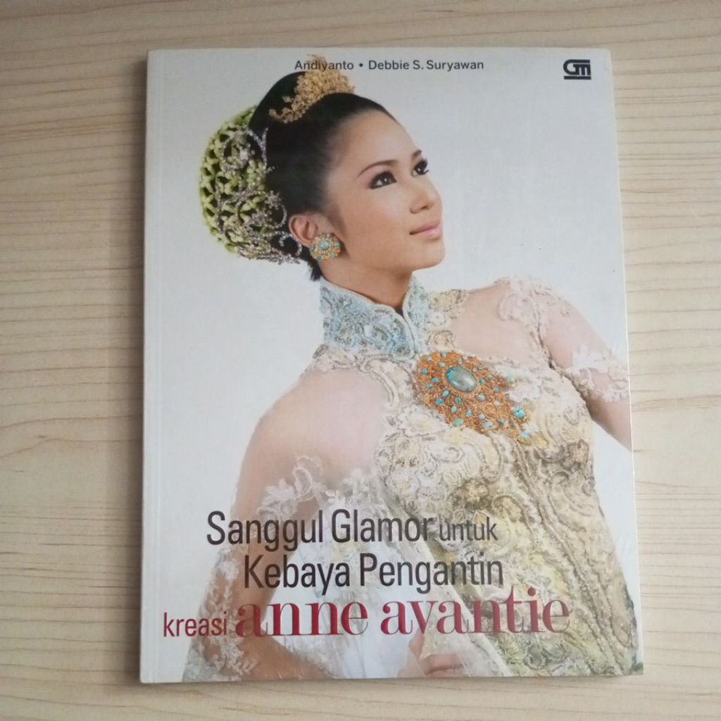 BUKU SANGGUL GLAMOR UNTUK KEBAYA PENGANTIN KREASI ANNE AVANTIE OLEH ANDIYANTO DAN DEBBIE S SURYAWAN 