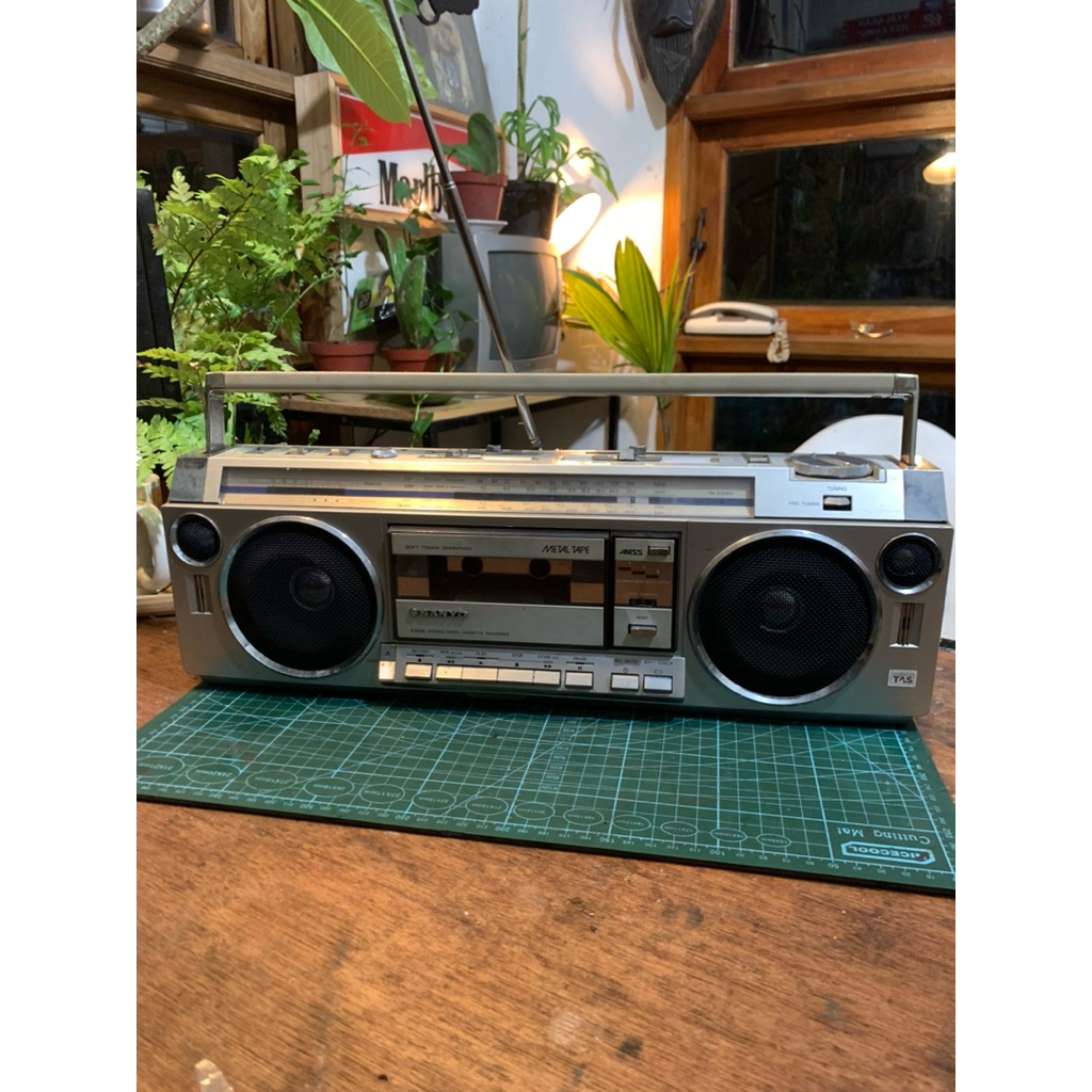 tape boombox mini SANYO . nyala . super mulus RARE