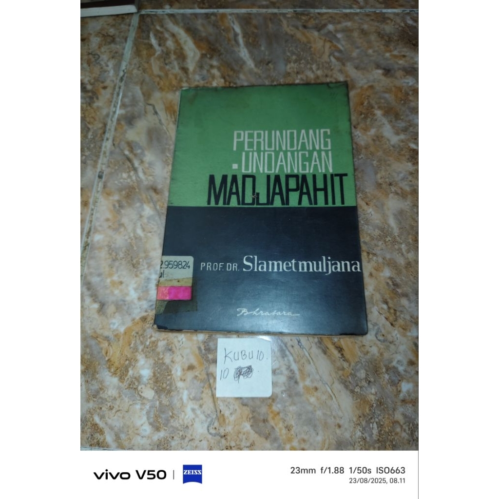 Buku Perundang-undangan Madjapahit by Prof Dr Slamet Muljana