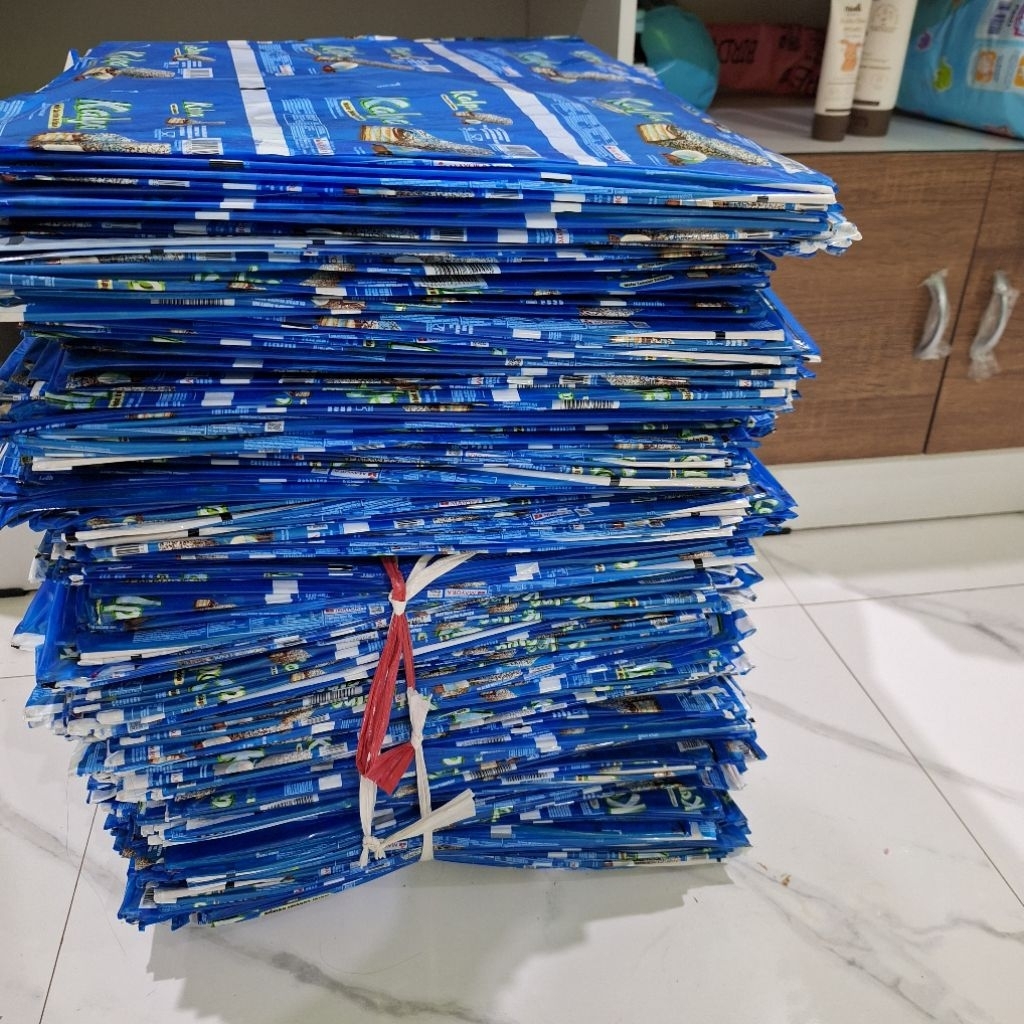 LAYANG LAYANG PLASTIK UKURAN ±58 SUPER ISI