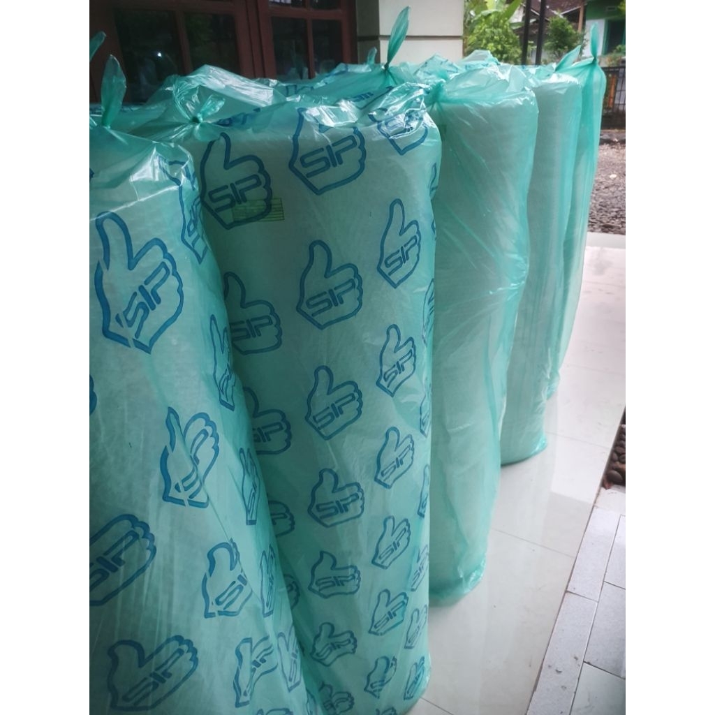

BUBLE WRAP UKURAN 2.7KG 125 CM X 50 METER PEKALONGAN BATANG PEMALANG