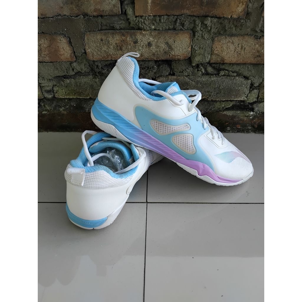 sepatu badminton bekas second lining