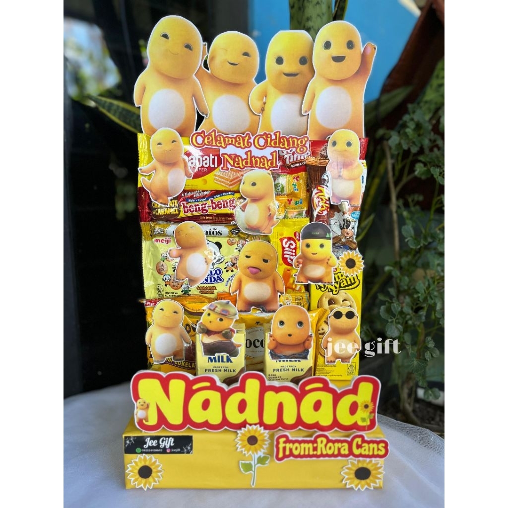 

Mading snack mini/Tower snack/snack tower Nailoong (Bisa request karakter) untuk hadiah sidang, kelululusan, wisuda, naik kelas dll