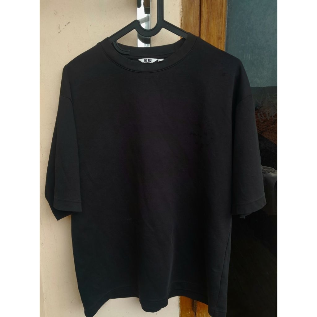 Kaos Tshirt Uniqlo U AIRism  Coklat & Hitam. preloved/second/vintage