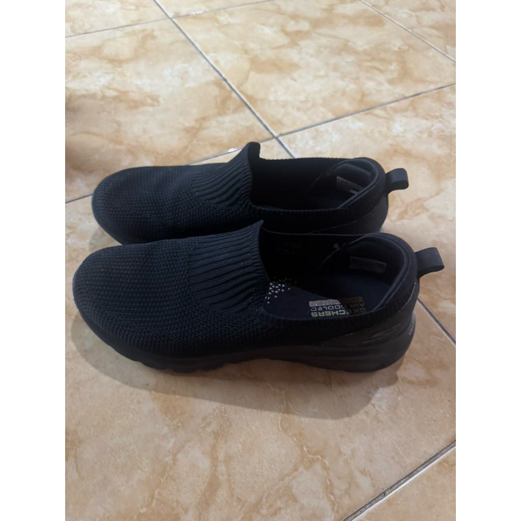 Skechers Slip on second pria