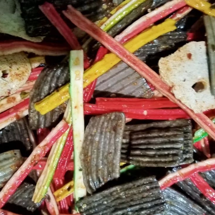 

seblak mix pedas daun jeruk purut renyah gurih variannya krupuk jengkol jata Beto basreng koin