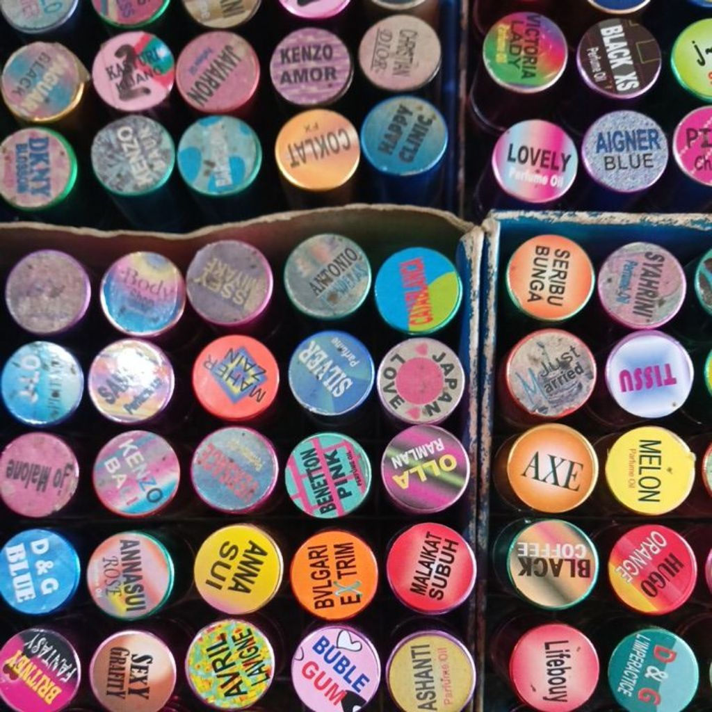 

-isi40bulatan- Stiker Nama / Merek Parfum (i) Langsung Tempel di Botol Oles / Semprot