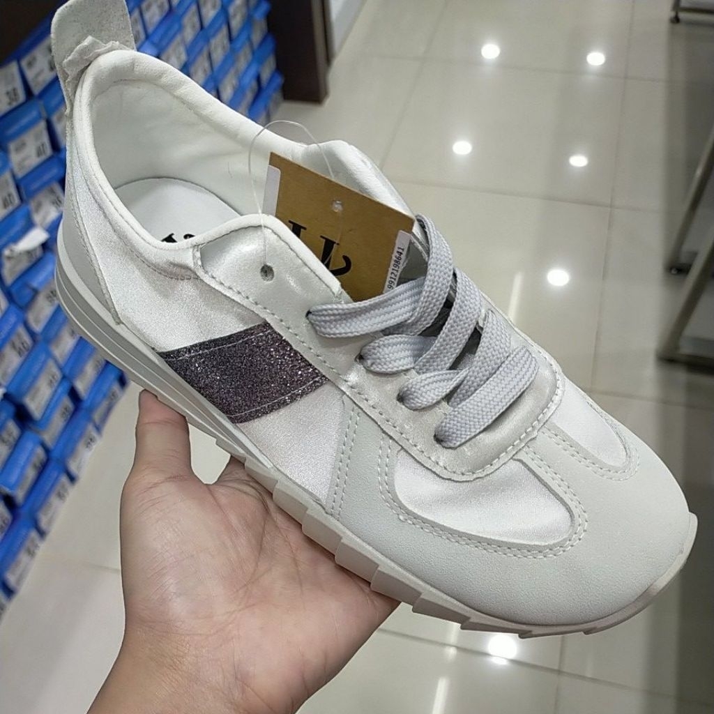 Sepatu Sneakers Wanita Casual Yongki Komaladi
