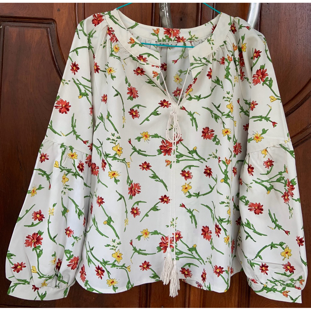 [PRELOVED] ADA BUTI | Blouse Wanita | Motif Bunga Lengan Balon