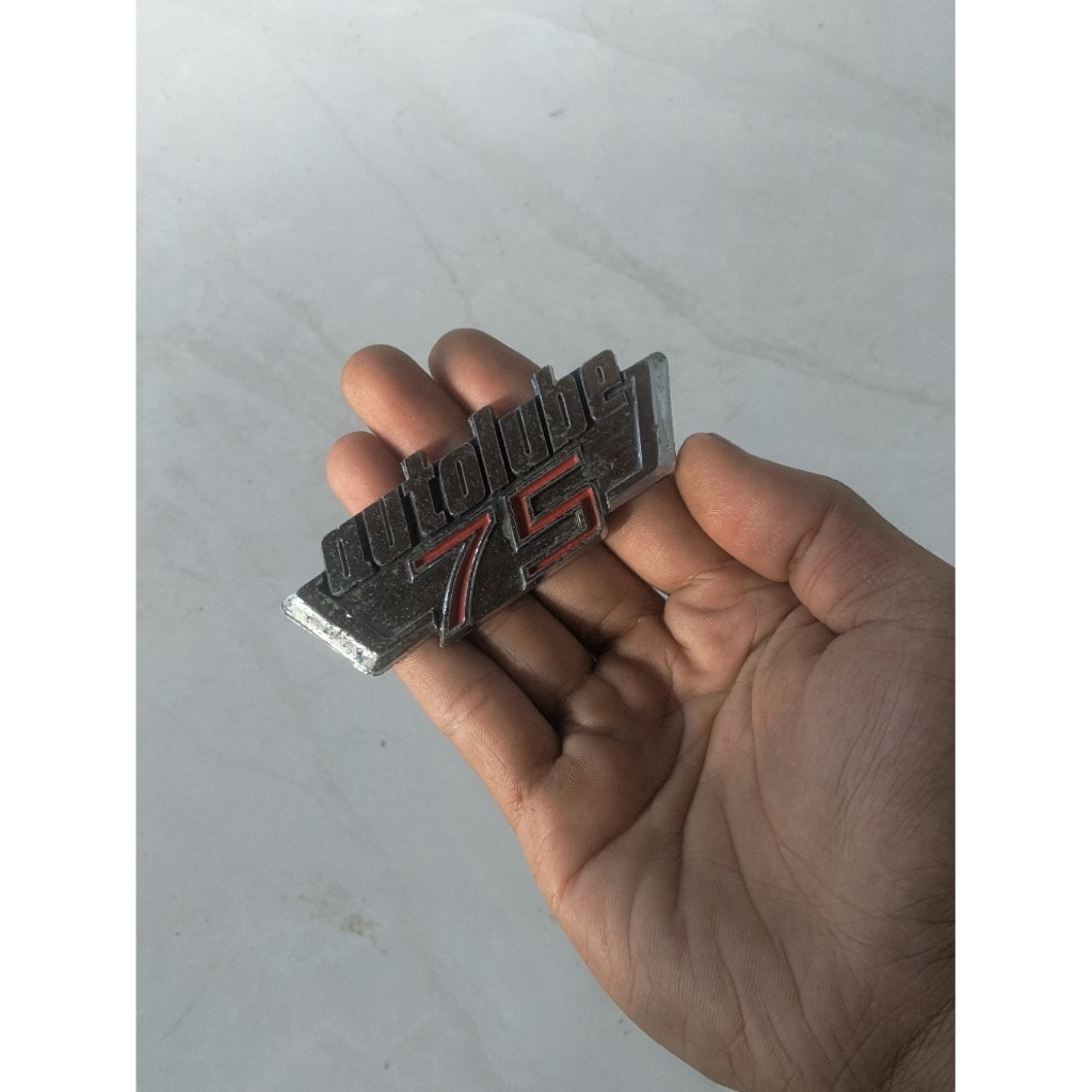 Emblem Tutup aki Yamaha v75 original stok lama