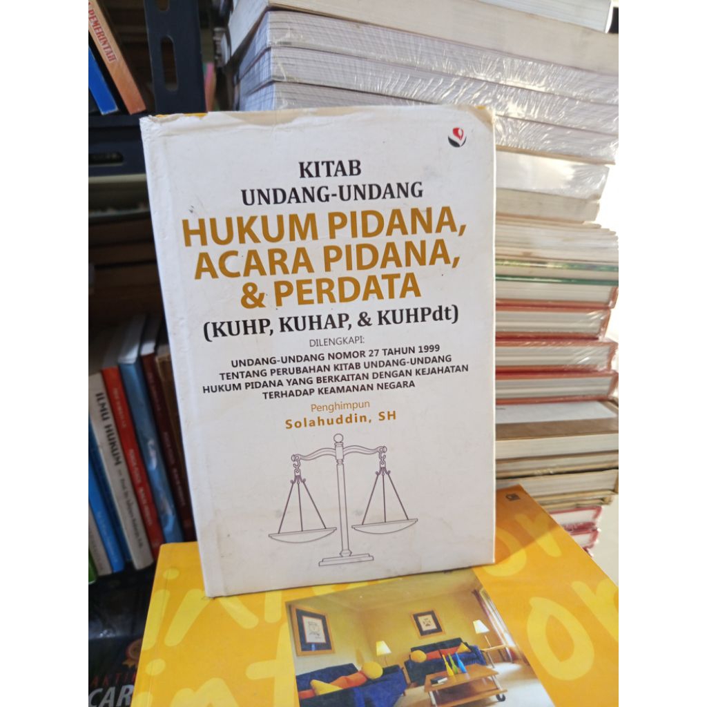 buku original - kitab undang undang hukum pidana acara pidana dan perdata oleh  Solahuddin