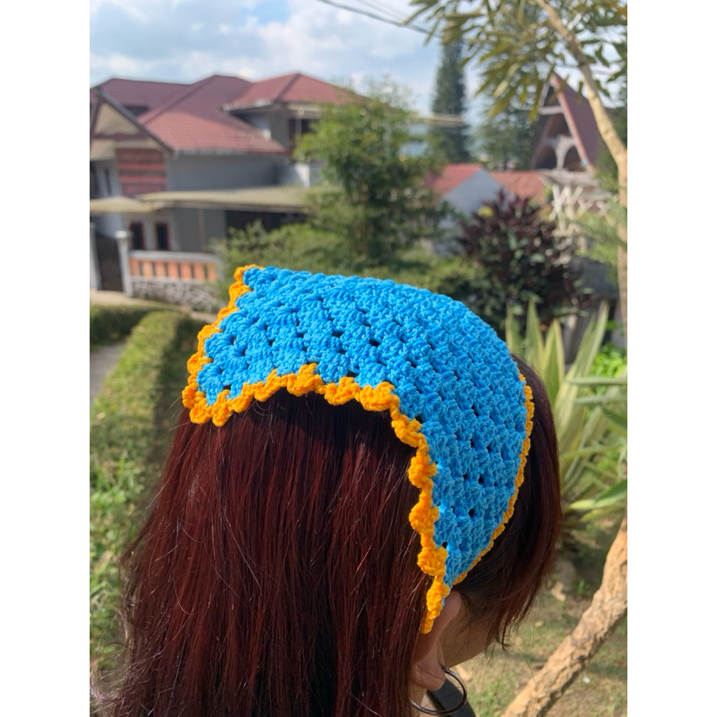 Bandana rajut segitiga